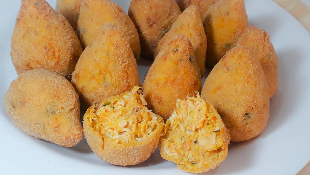 Aos amantes de coxinha: confira esta receita de coxinha de frango sem massa! Aos amantes de coxinha: confira esta receita de coxinha de frango sem massa!