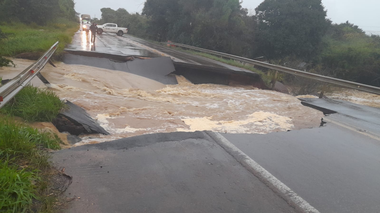 Enchentes no RS provocam mortes e causam prejuízos aos produtores; governo mobiliza ajuda Enchentes no RS provocam mortes e causam prejuízos aos produtores; governo mobiliza ajuda