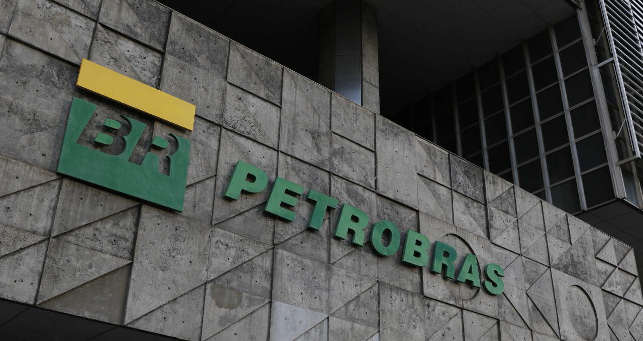 Dólar abre em alta; ações da Petrobras despencam no pré-mercado após demissão de Prates