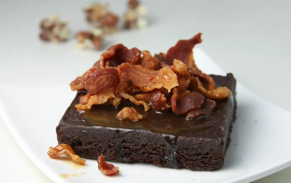 Brownie de chocolate com bacon? Pode parecer loucura, mas essa combinação fica deliciosa! Confira