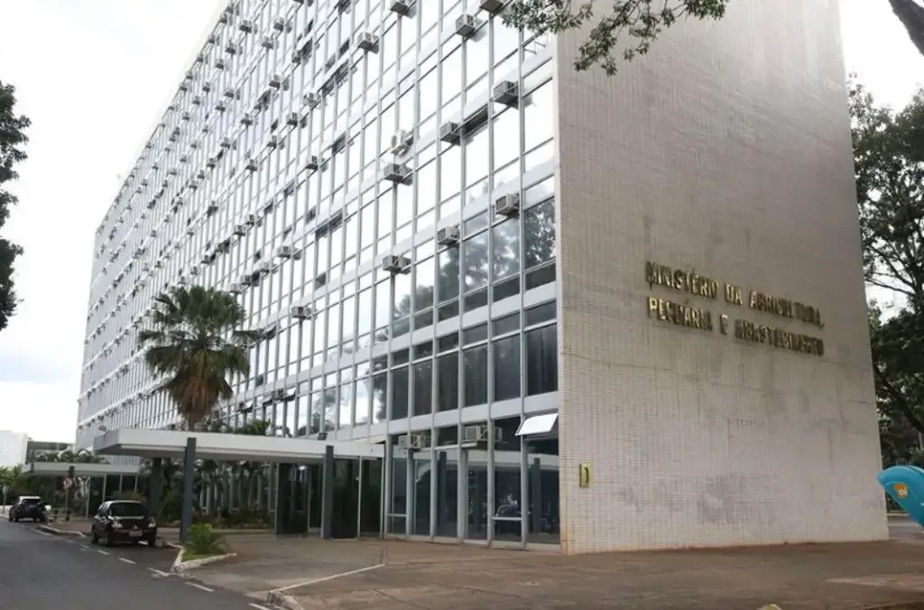 Ministério enfrenta ausência de secretário duas semanas antes do lançamento do Plano Safra 2024/25