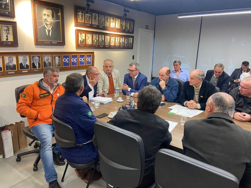 Organização Avícola do RS entrega documento ao vice-presidente da República