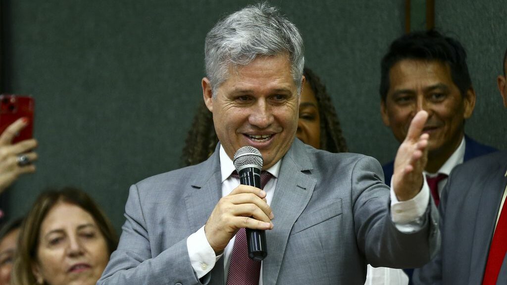 Ministro anuncia exoneração de diretor da Conab