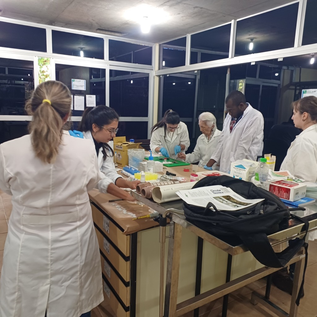 Curso prático oferece manejo de peixes em biotério