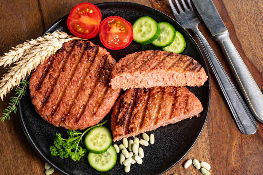 Carne vegetal, alternativa à proteína animal, não deve ser consumida em excesso