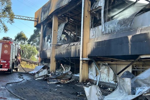 Frigorífico destruído por incêndio no norte do RS; confira o vídeo