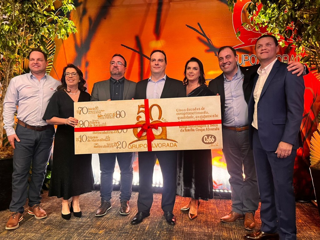 Cobb-Vantress celebra 50 anos do Grupo Alvorada com homenagem