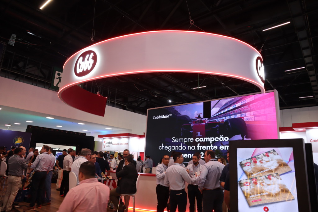 Cobb-Vantress reafirma compromisso com a eficiência genética no SIAVS 2024