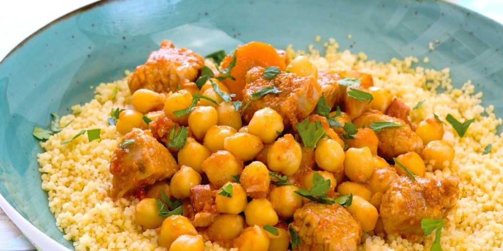 Confira essa receita de carne de porco com grão-de-bico e cuscuz