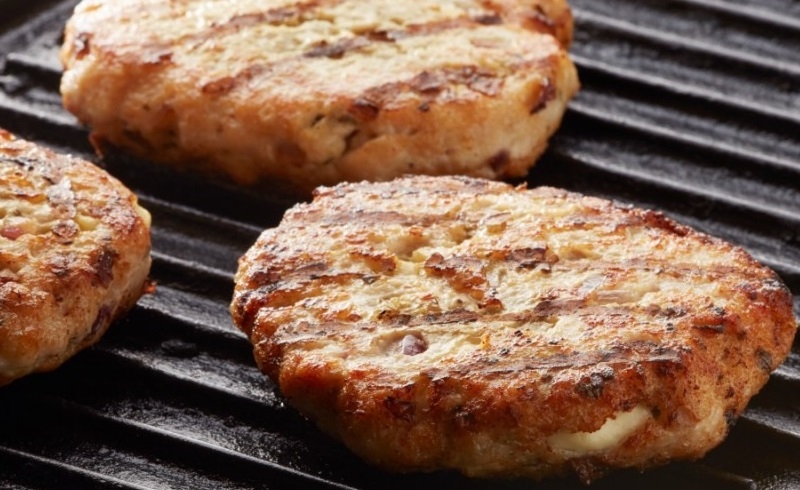 Hambúrguer é muito gosto, não é mesmo? que tal essa receita de Hambúrguer de frango! Confira