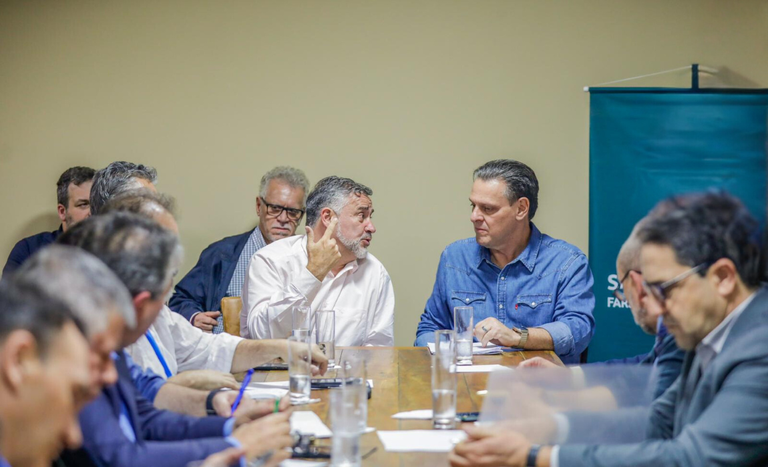 Ministro Fávaro apresenta balanço das medidas de apoio aos produtores gaúchos em Porto Alegre