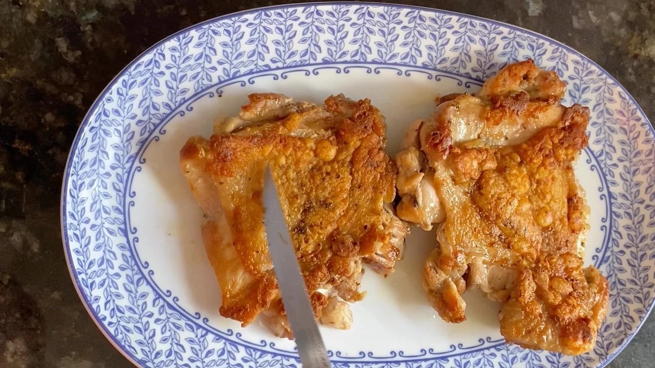 Crocante por fora e macio por dentro? Confira esse Filé de frango crocante sem óleo