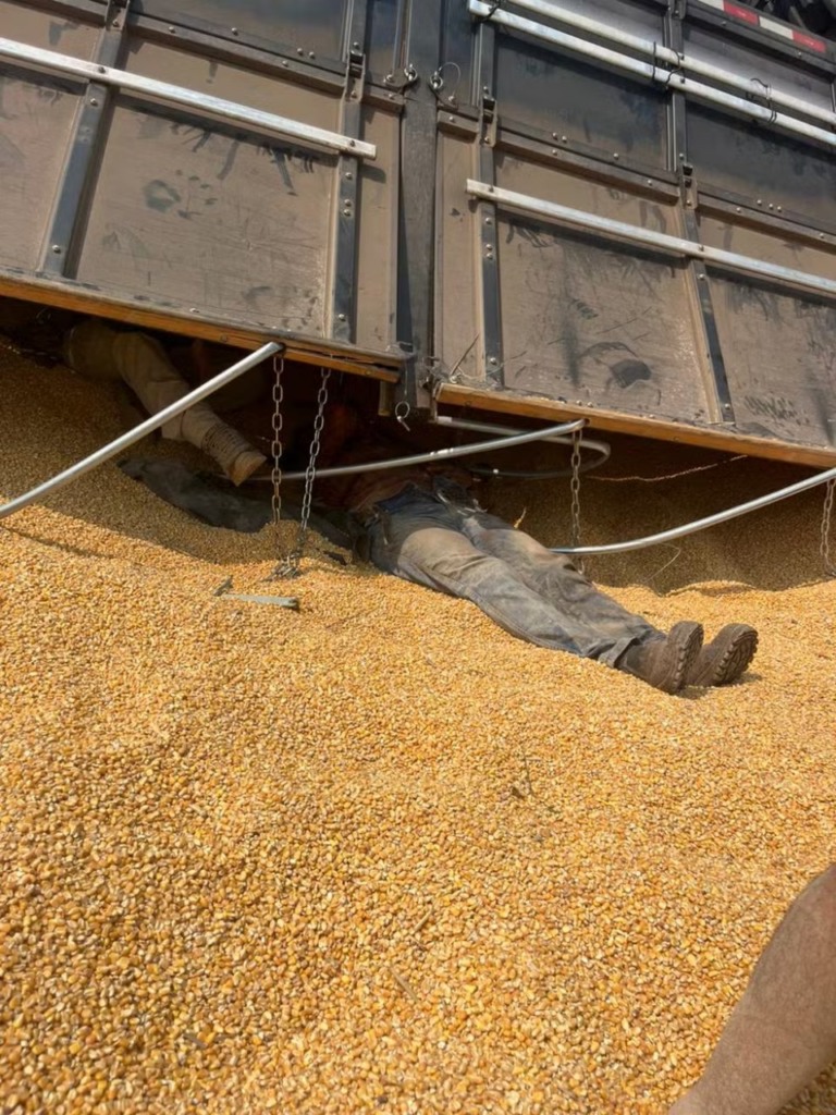 Trabalhador sobrevive após ser soterrado por carreta de milho em Lindoeste-PR