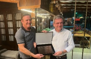 Presidente da ABPA, Ricardo Santin, é homenageado por Sindiavipar em Cascavel