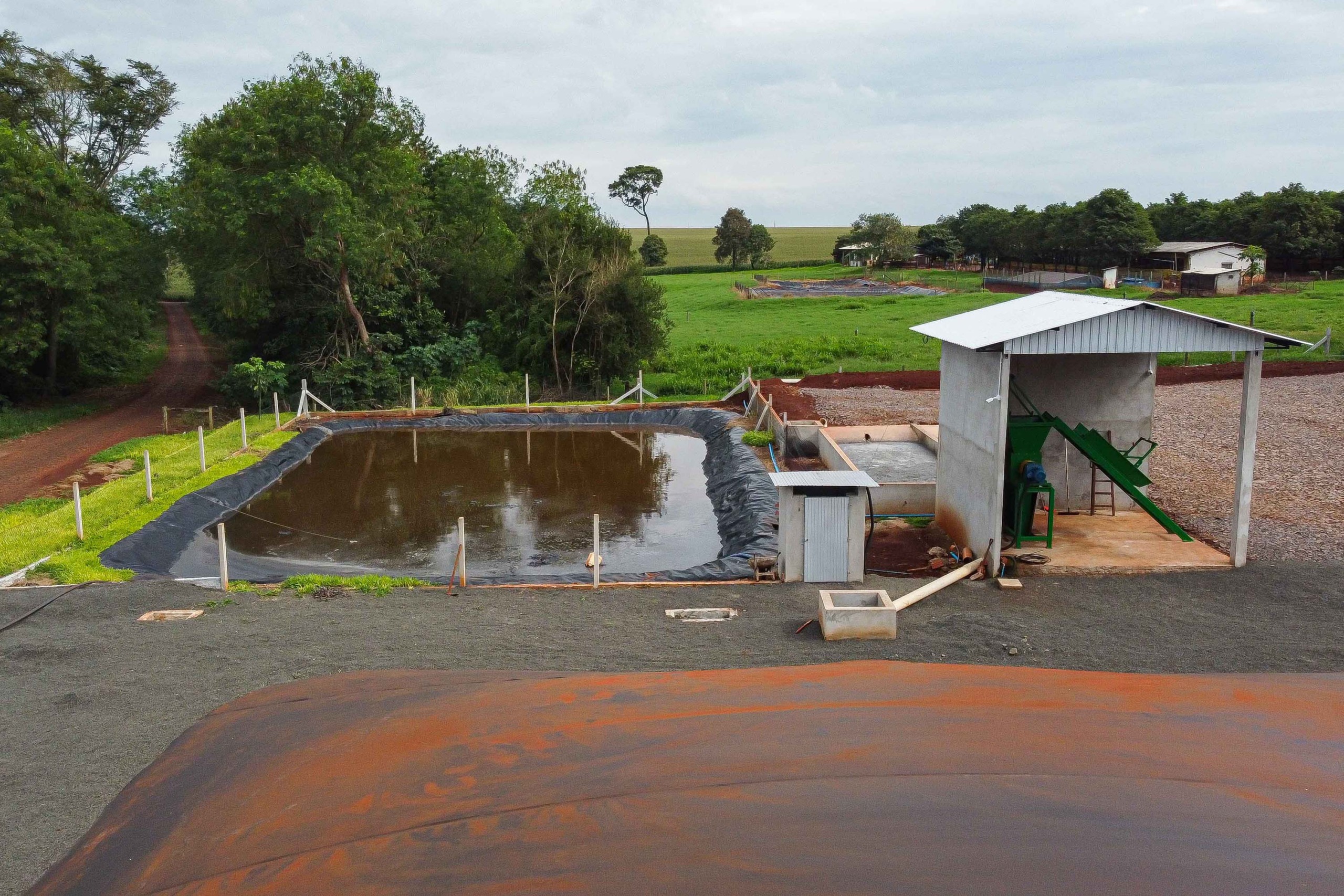 Vizinhos compartilham biodigestor para produzir energia limpa da suinocultura no Paraná Vizinhos compartilham biodigestor para produzir energia limpa da suinocultura no Paraná
