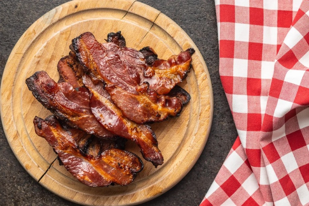Que tal dar um toque especial aos seus preparos com esta simples receita de bacon caramelizado que irá te surpreender? Confira!