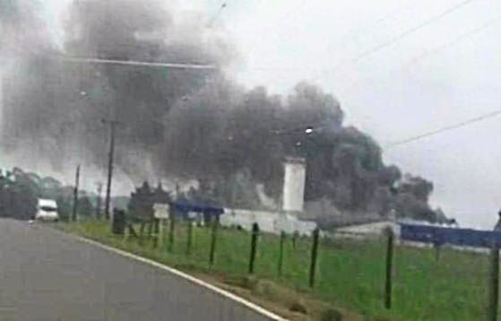 Incêndio de grandes proporções atinge incubatório da Aviagen em Carambeí (PR)