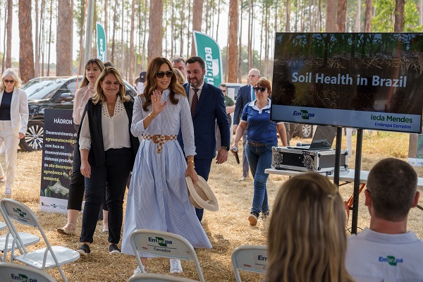 Rainha da Dinamarca conhece tecnologias da Embrapa Cerrados para produção sustentável de alimentos