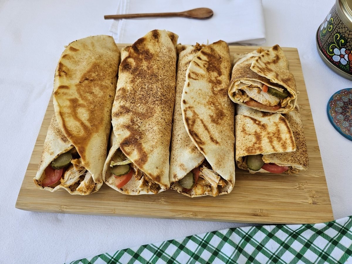 Com origem no Oriente Médio e muito popular em algumas regiões do Brasil: Confira receita de Shawarma de frango Com origem no Oriente Médio e muito popular em algumas regiões do Brasil: Confira receita de Shawarma de frango