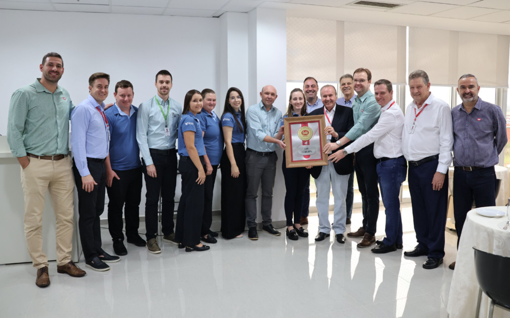 Lar Cooperativa é destaque com 84,83% de taxa de eclosão e recebe prêmio