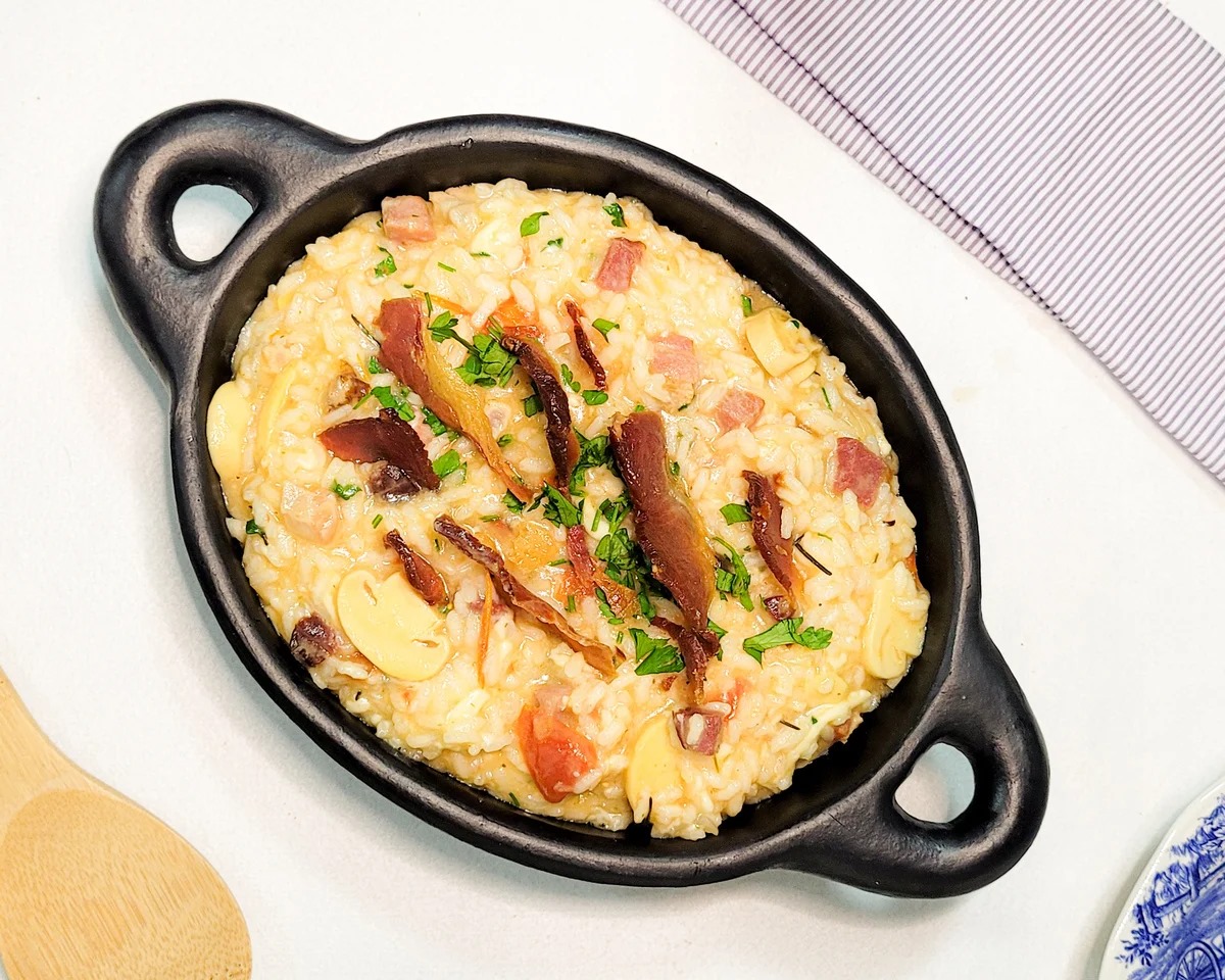 Aperfeiçoando o básico: confira a receita de Risoto de bacon
