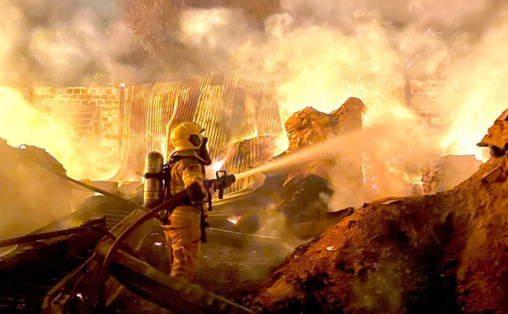 Incêndio destrói depósito de insumos da Cotrirosa em Santa Rosa (RS)