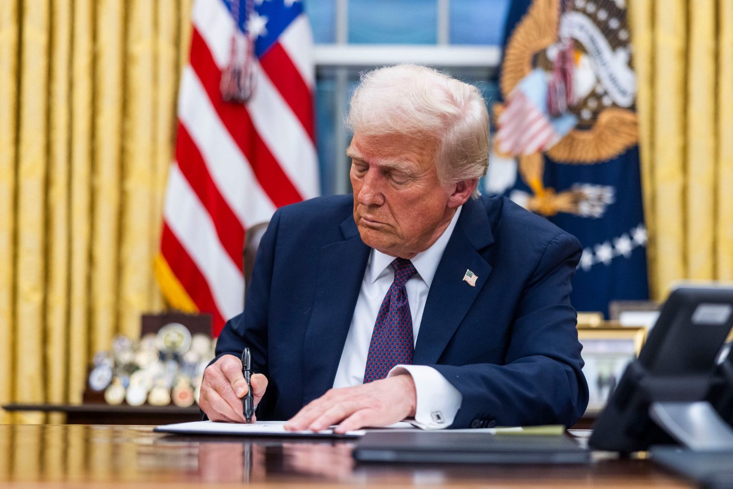 Trump suspende tarifas sobre fertilizantes e promete poupar US$ 1,82 bi ao agro dos EUA