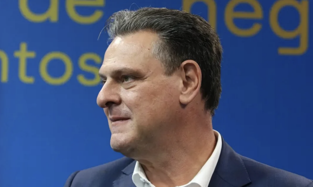 Ministro Carlos Fávaro ameaça deixar Mapa caso governo adote medidas extravagantes