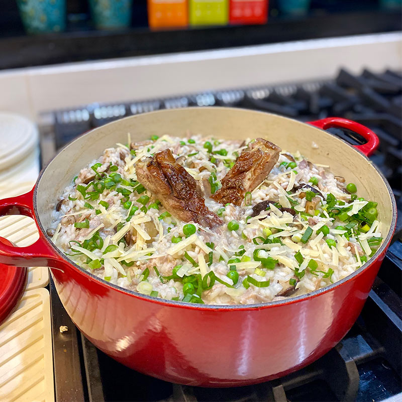 Algo diferente? Confira essa receita de Risoto de costelinha suína com shitake