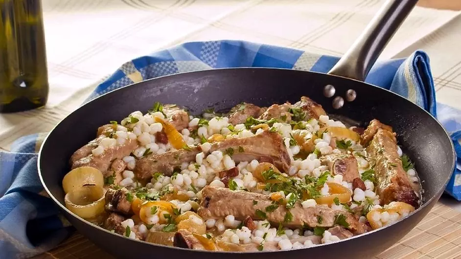 Canjica salgada com carne de porco é uma combinação perfeita! Confira