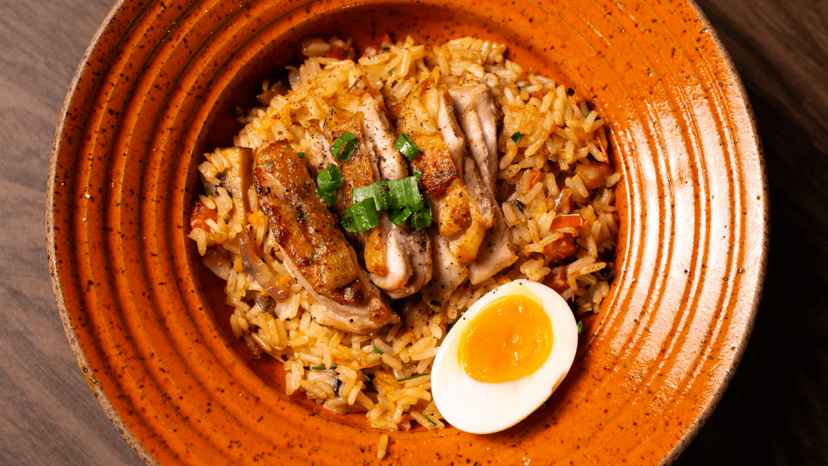 Confira esta deliciosa receita de arroz frito com sobrecoxa!