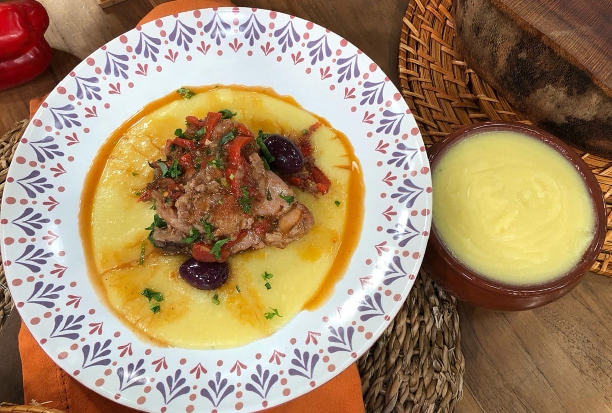 Confira uma opção deliciosa para a baixa temperatura: Frango com polenta e milho tostado