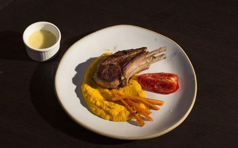 Inusitado? Confira essa deliciosa receita de Carré de javali com purê de cenoura e coentro