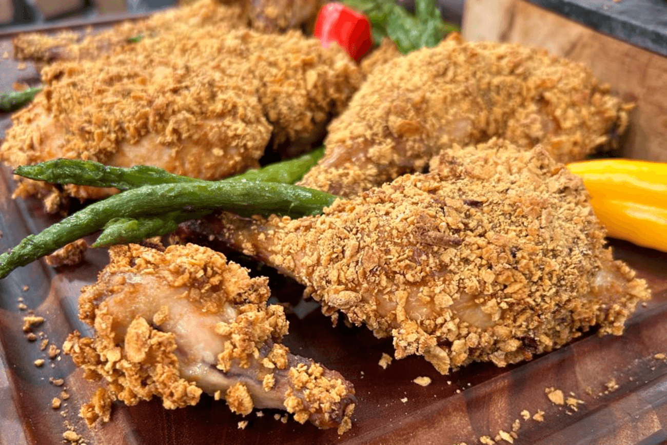 Confira essa receita crocante de frango inteiro empanado e assado é uma delícia!