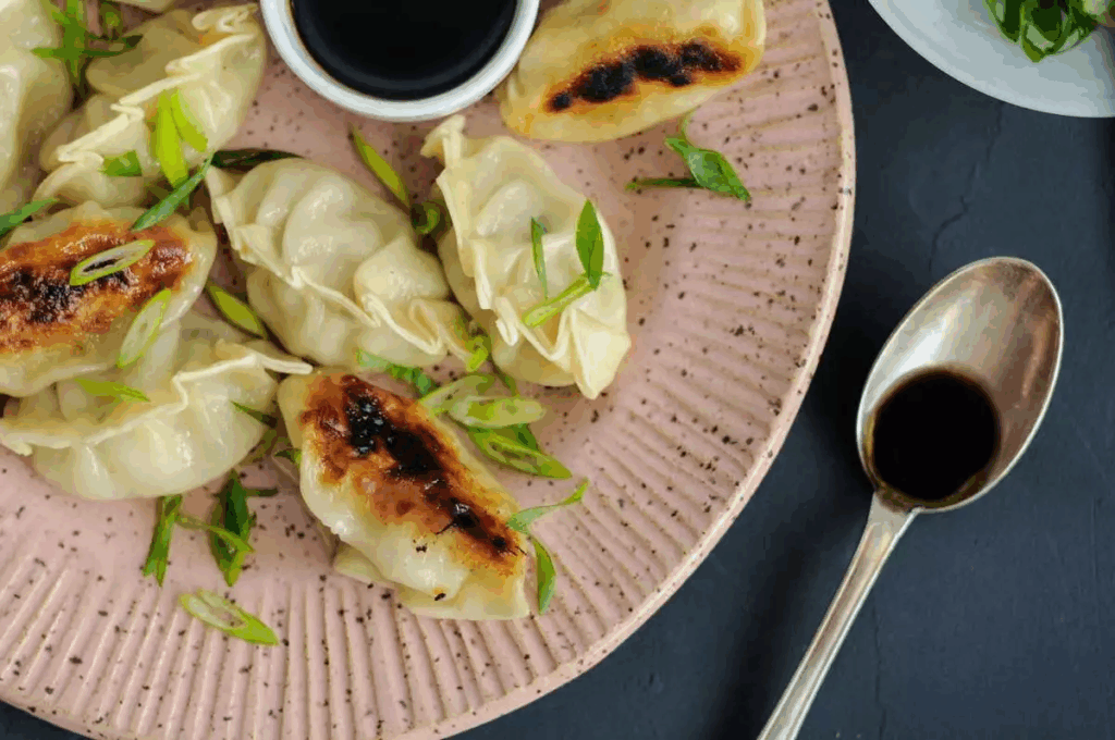 Vamos fugir do prato tradicional brasileiro? Confira essa receita de Guioza de carne de porco e legumes!