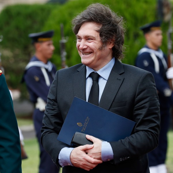 Dólar livre, imposto alto: Milei altera cenário econômico argentino