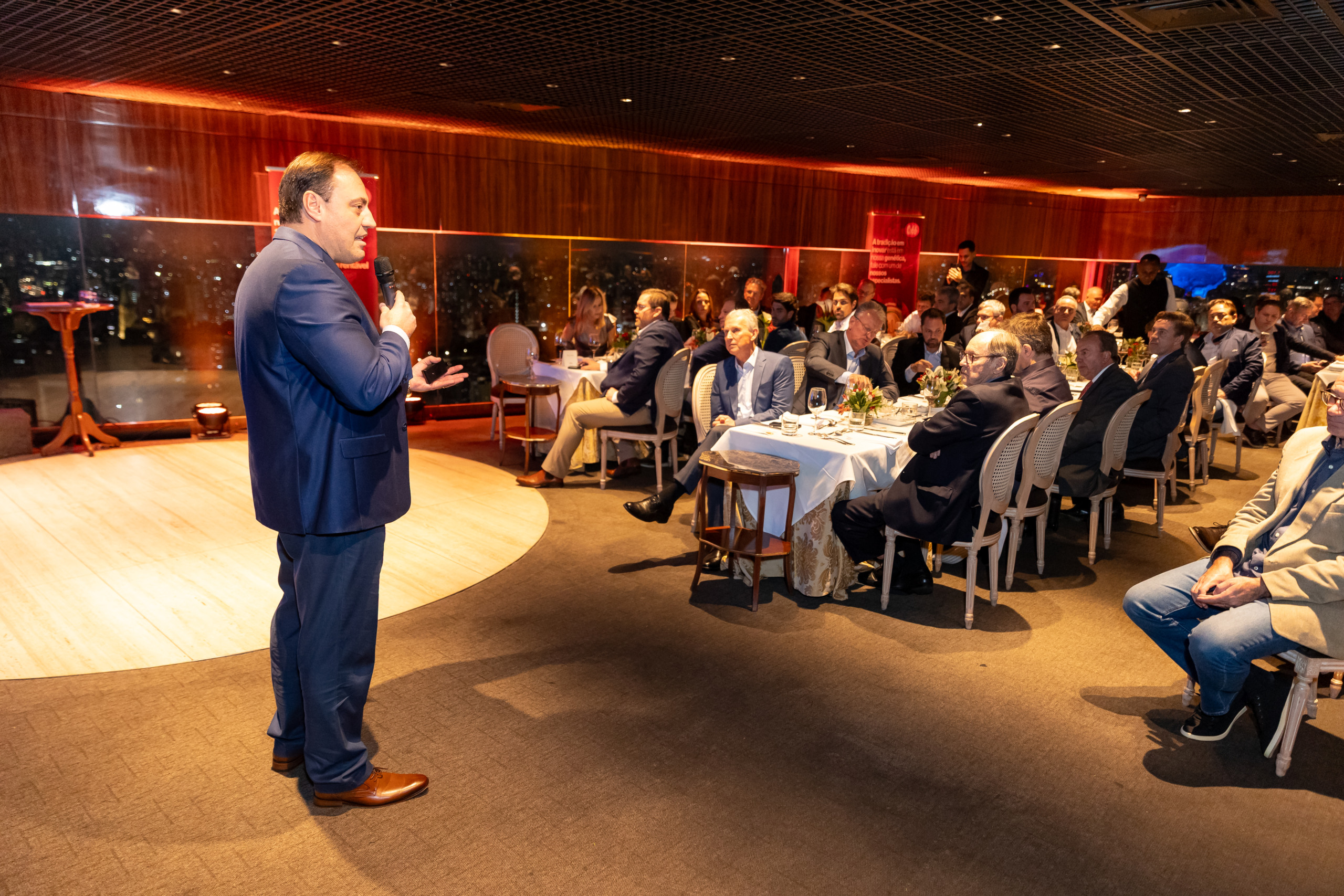 Cobb-Vantress celebra 30 anos no Brasil com evento histórico junto a mais de 90% da produção avícola do Brasil Cobb-Vantress celebra 30 anos no Brasil com evento histórico junto a mais de 90% da produção avícola do Brasil
