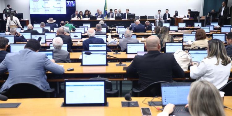 Parlamentares da FPA cobram esclarecimentos de ministro na Comissão de Agricultura