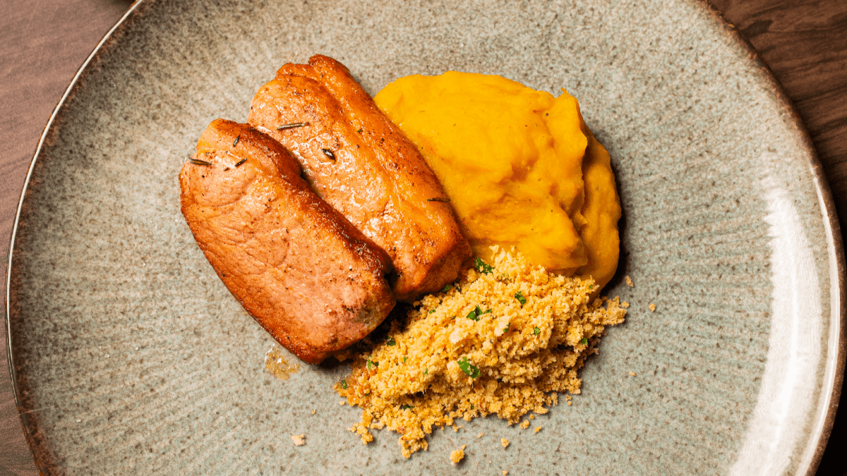 Confira a receita de picanha suína com farofa