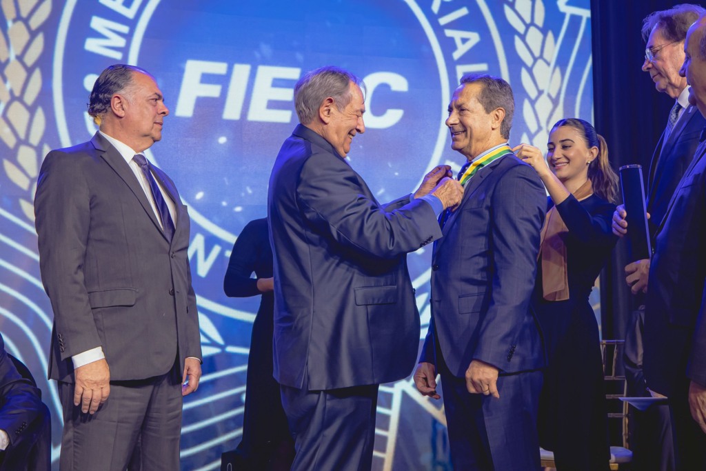 Presidente da Aurora Coop recebe a comenda máxima da indústria nacional