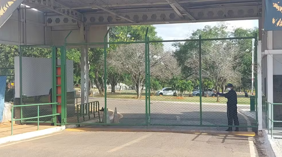 Governo do Distrito Federal confirma caso de Influenza Aviária no Zoológico de Brasília Governo do Distrito Federal confirma caso de Influenza Aviária no Zoológico de Brasília