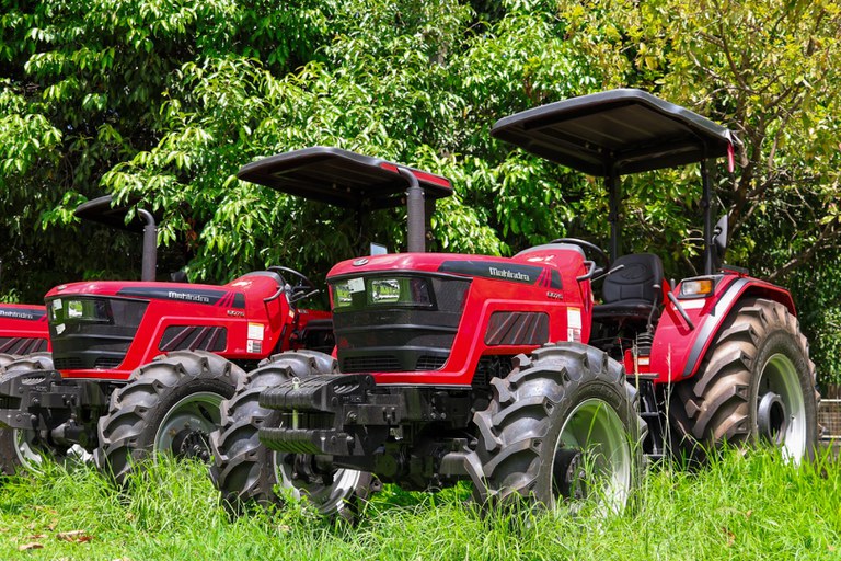 Entrega de máquinas do Mapa beneficia assentamentos e municípios de Mato Grosso