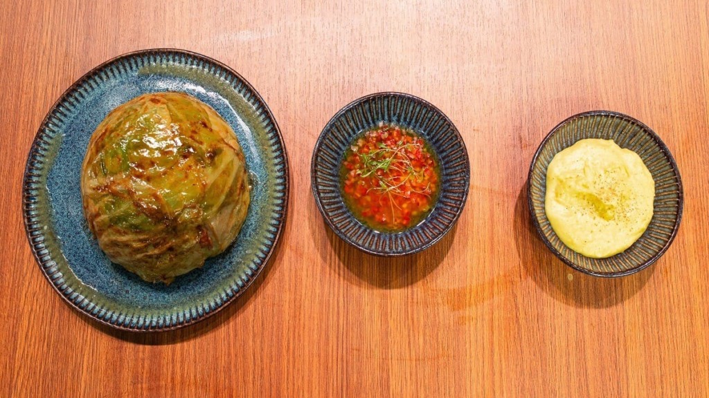 Chou farci de porco com purê de mandioquinha e vinagrete 