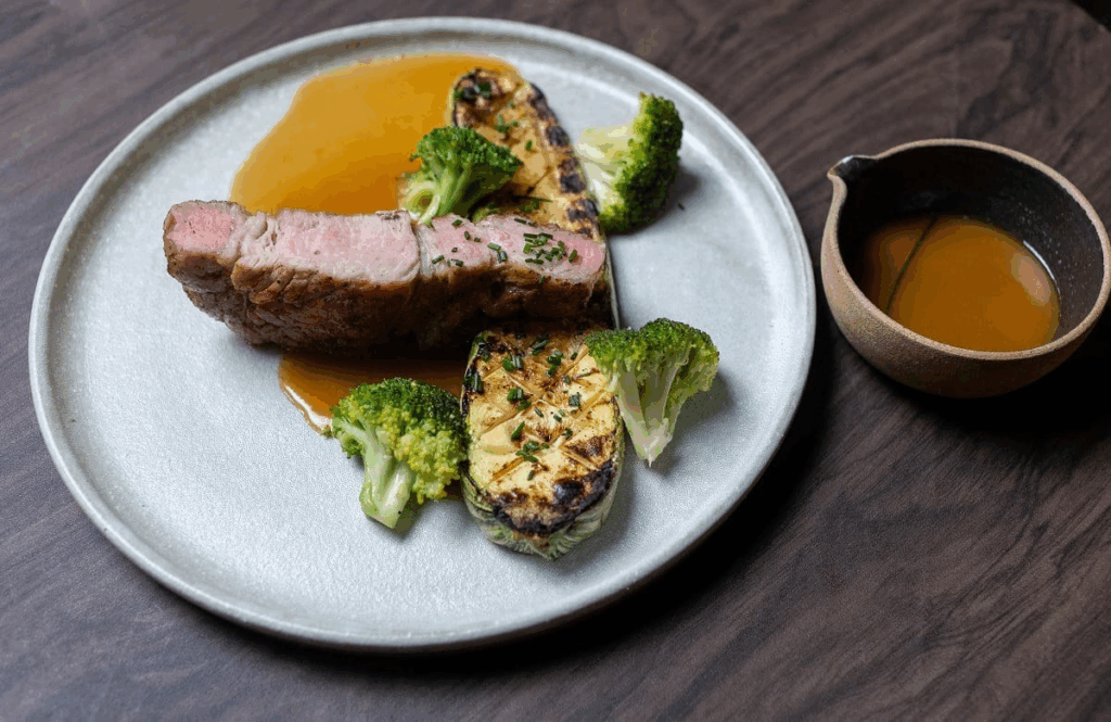 Confira essa receita de Copa-lombo na brasa ao molho de mel e laranja para fazer em casa com a família!