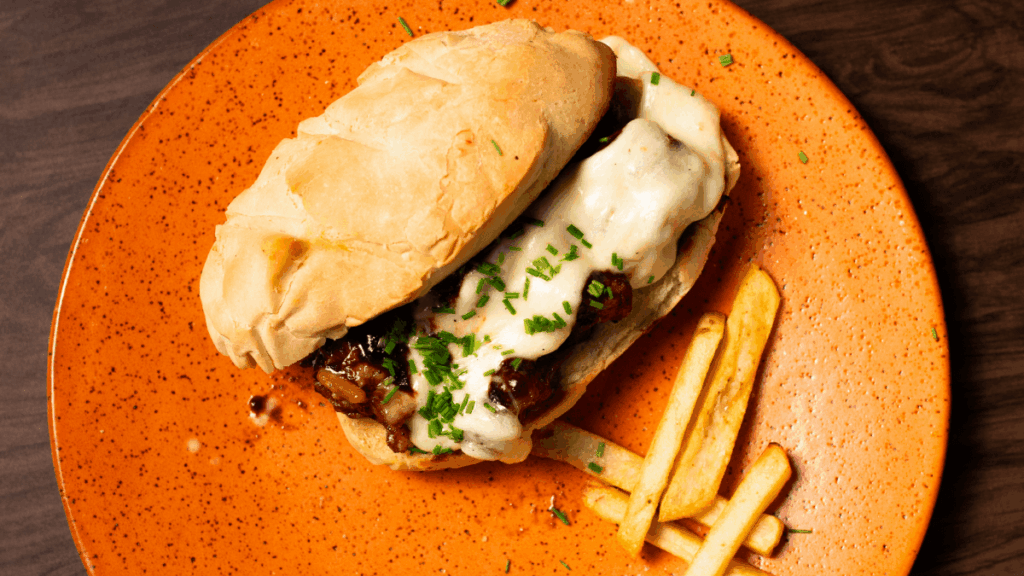 Sanduíche de costelinha de porco com barbecue de frutas vermelhas! Confira