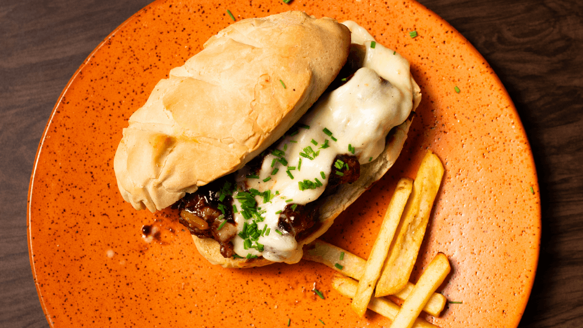 Sanduíche de costelinha de porco com barbecue de frutas vermelhas! Confira Sanduíche de costelinha de porco com barbecue de frutas vermelhas! Confira