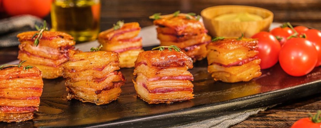 Você ama bacon? Confira essa receita de Mil-folhas de batata com mix de folhas e bacon crocante