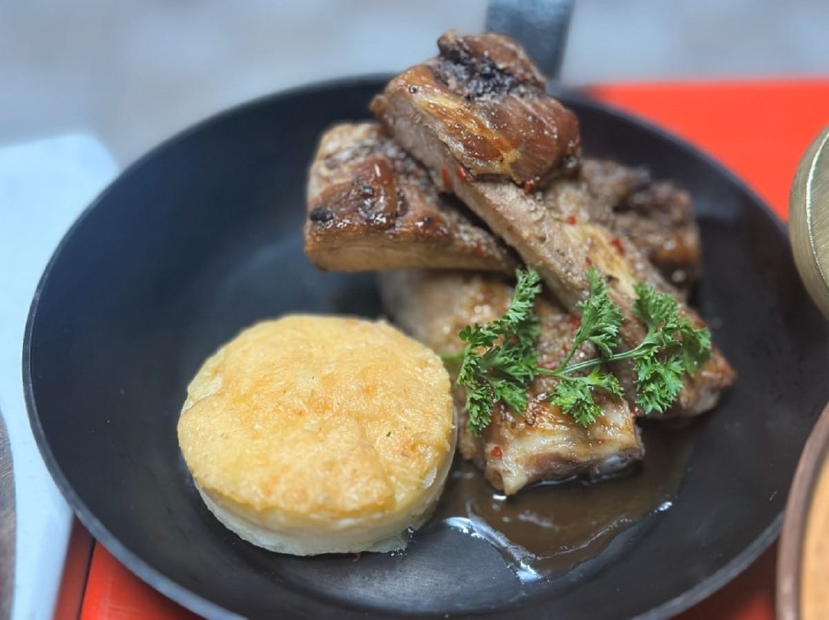 Costelinha suína glaceada com melaço e pimenta com batata gratinada é a combinação perfeita que você não esperava! Costelinha suína glaceada com melaço e pimenta com batata gratinada é a combinação perfeita que você não esperava!