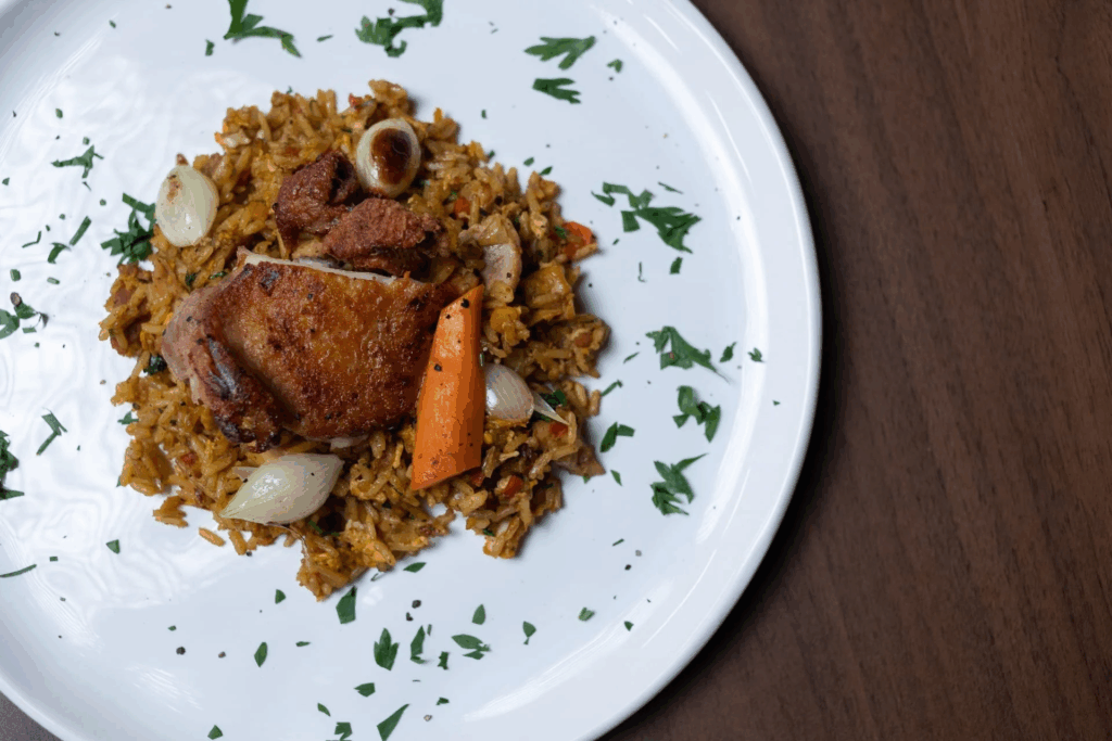 Arroz peruano com frango é o jantar perfeito para você! Confira