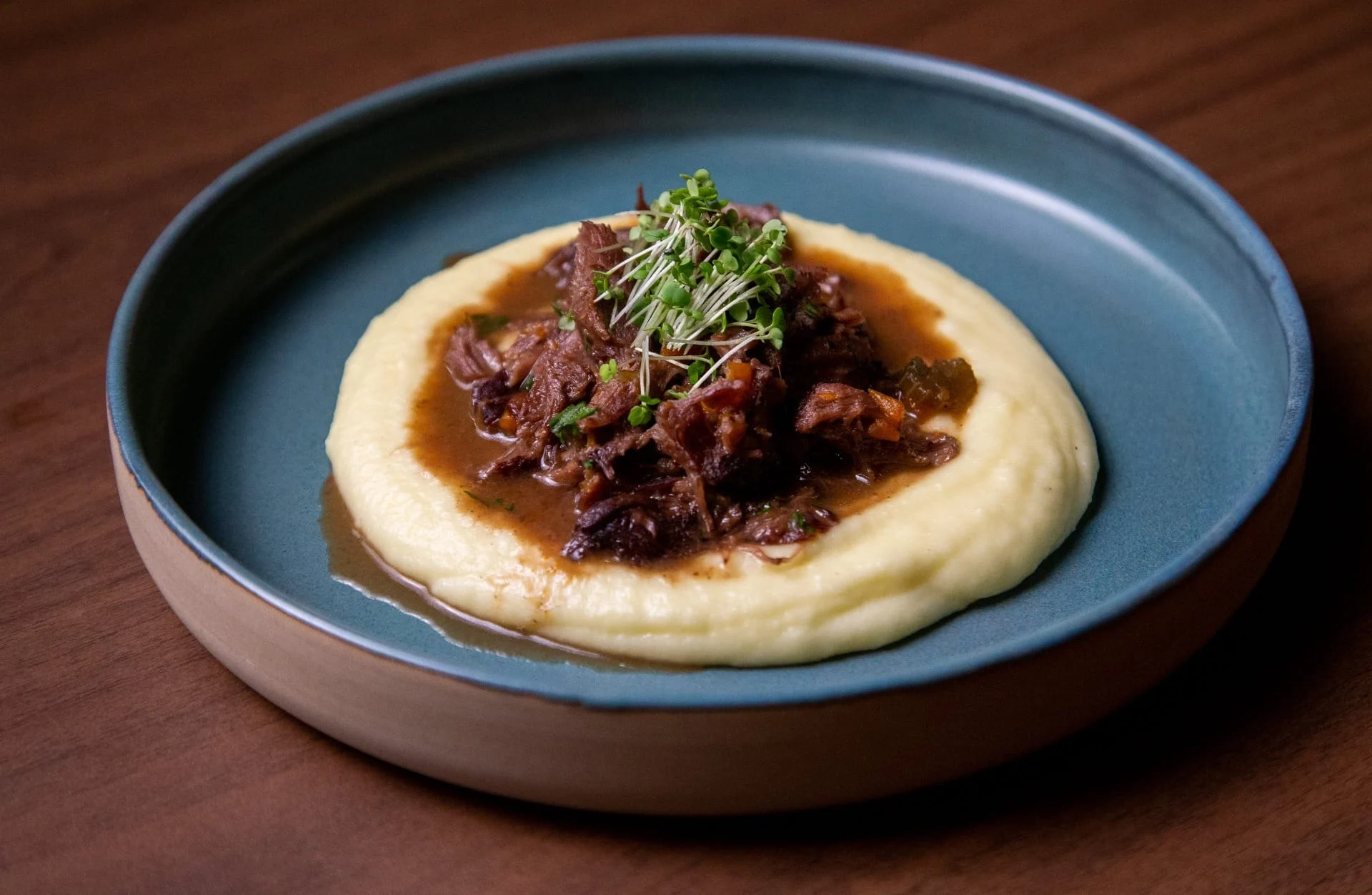 Confira essa sofisticada receita de Surf ‘n’ turf de bochecha de porco com garum de ostras Confira essa sofisticada receita de Surf ‘n’ turf de bochecha de porco com garum de ostras